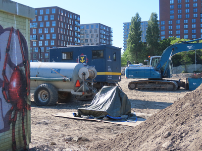 912874 Afbeelding van enkele voertuigen die gebruikt zijn bij een opgraving op zoek naar Romeinse sporen op het ...